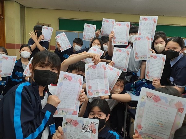 용인 동백중학교 학생들이 감사편지를 들어보이고 있다.(사진 인추협 제공)